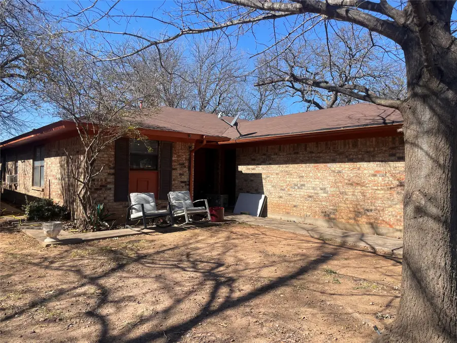 814 Plum Street, Graham, TX 76450 - #2