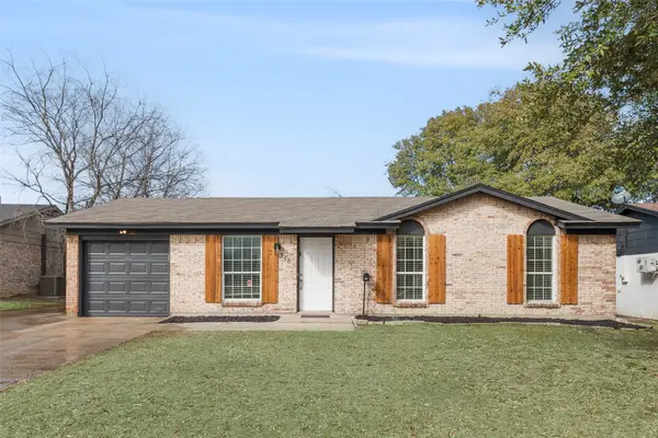 318 Boulder Court, Burleson, TX 76028