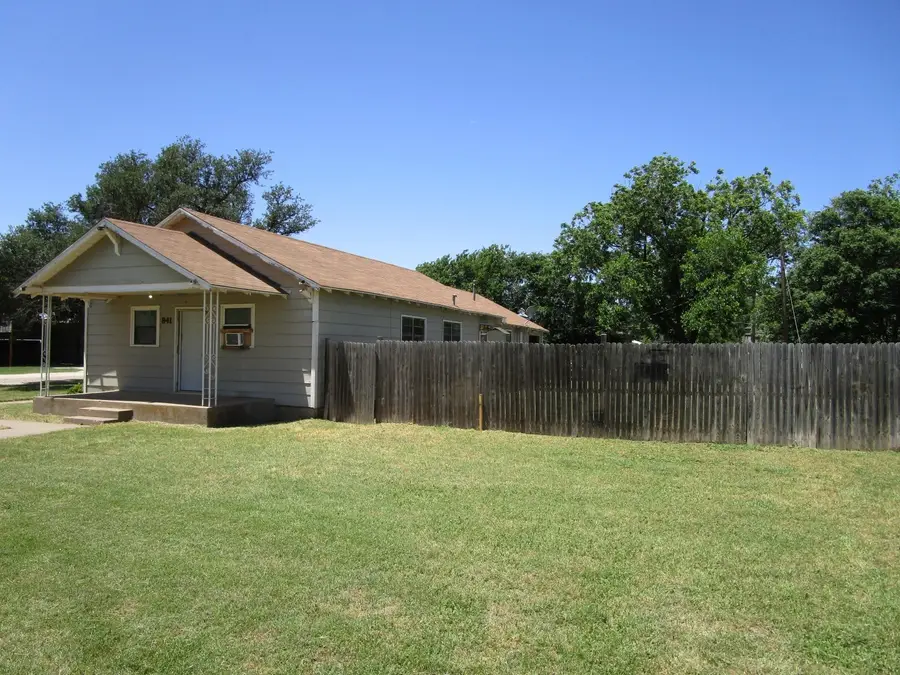 841 S 5th Avenue, Munday, TX 76371 - #2
