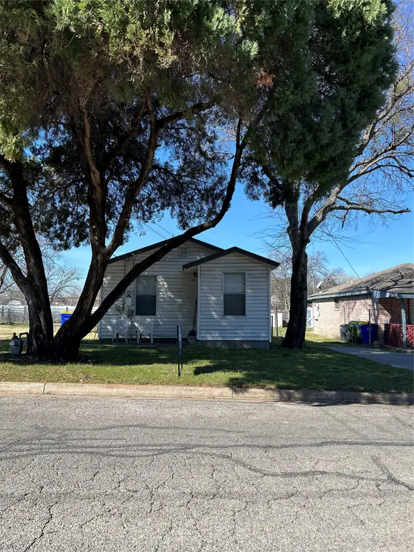 415 Hallvale Drive, Fort Worth, TX 76108