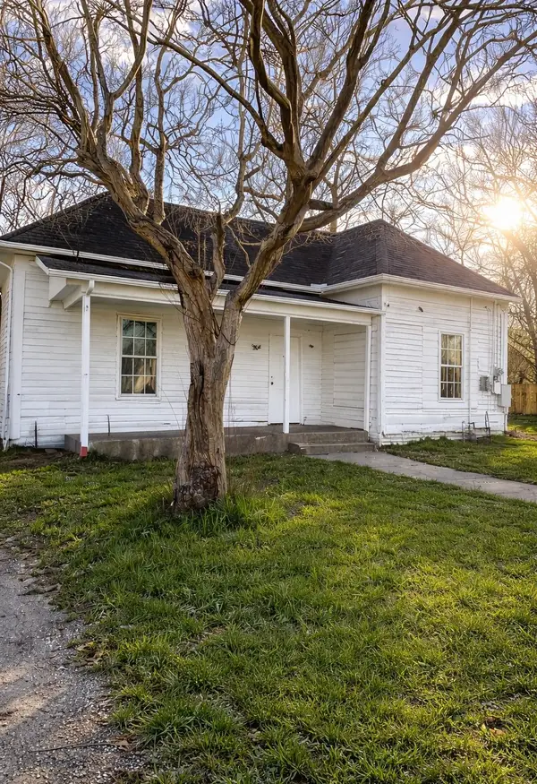 904 E College Street, Terrell, TX 75160