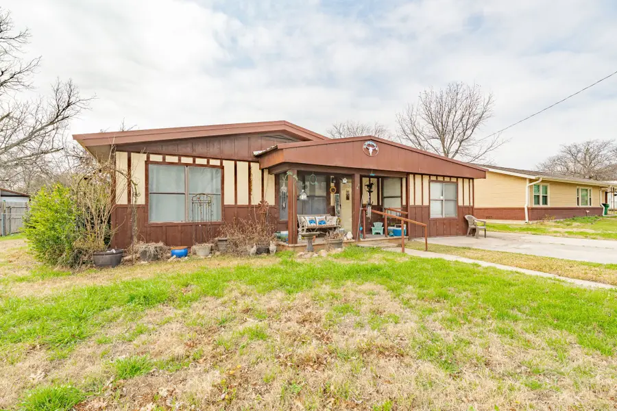 110 Blakeney, Stephenville, TX 76401 - #2