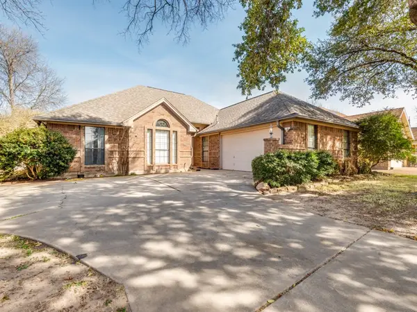 8220 Saddlebrook Drive, Benbrook, TX 76116
