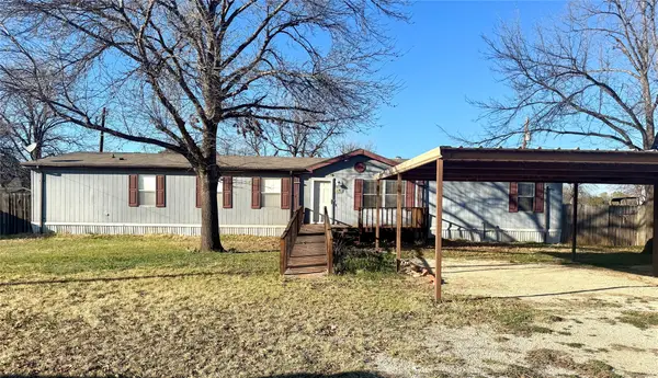 211 W F, Munday, TX 76371