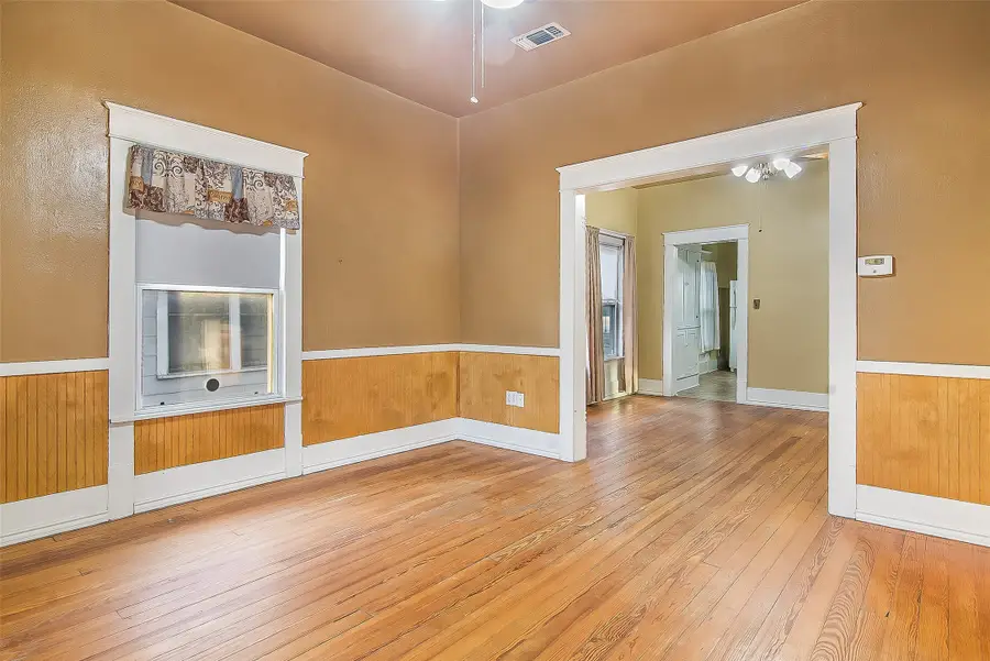 607 E Main Street, Whitesboro, TX 76273 - #2