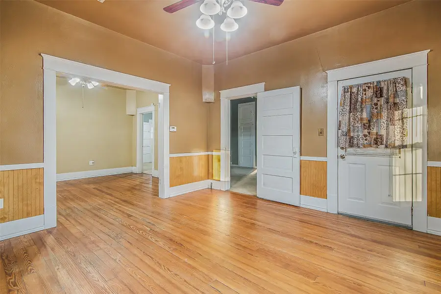 607 E Main Street, Whitesboro, TX 76273 - #3