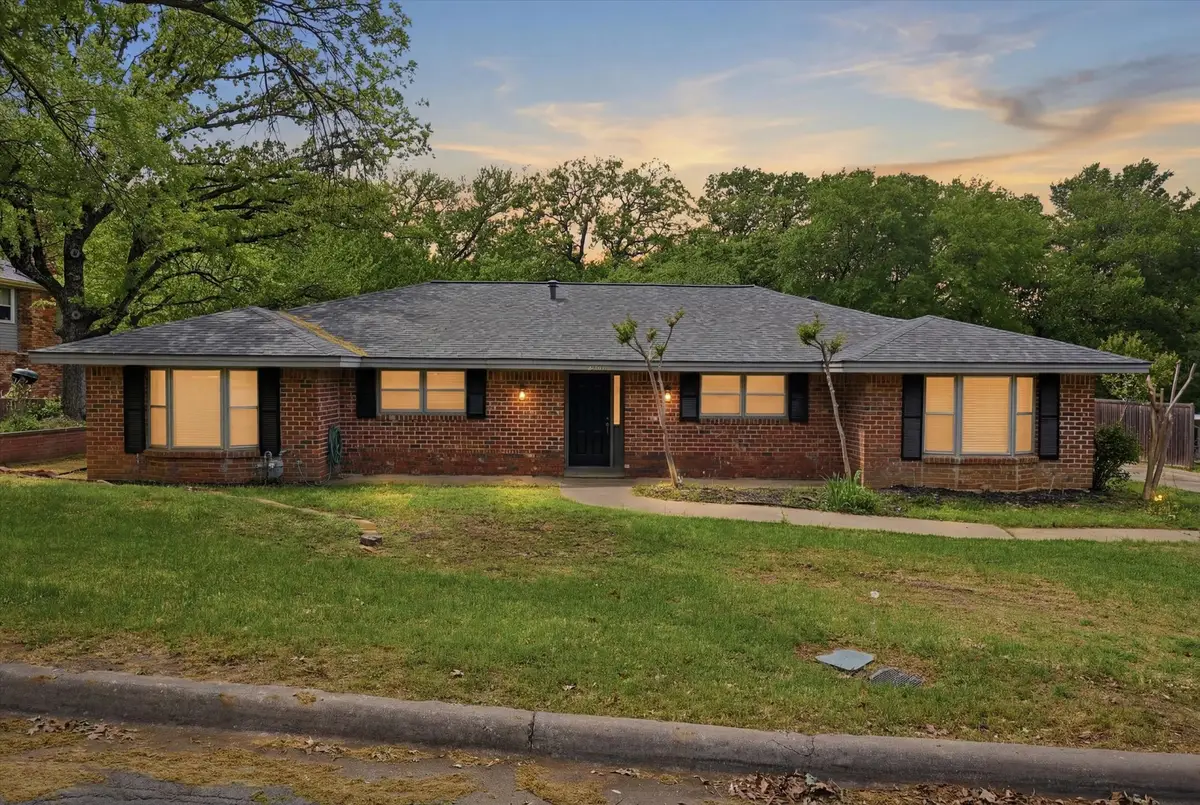 1200 Woodridge Circle, Euless, TX 76040 - #1