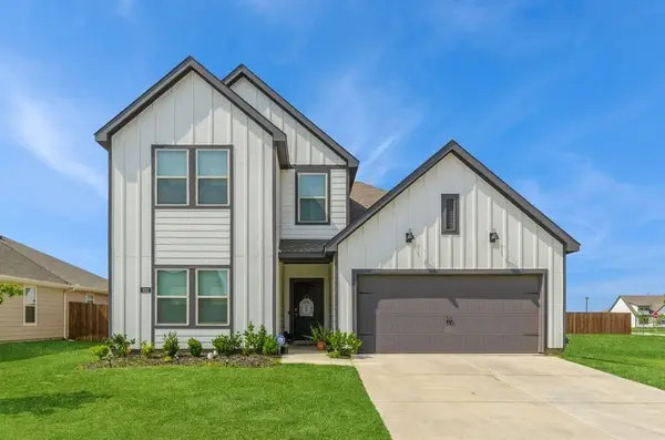 822 Amelia Court, Pilot Point, TX 76258