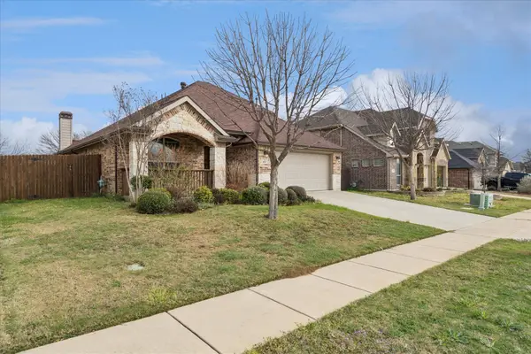 612 Ravenwood Drive, Saginaw, TX 76179
