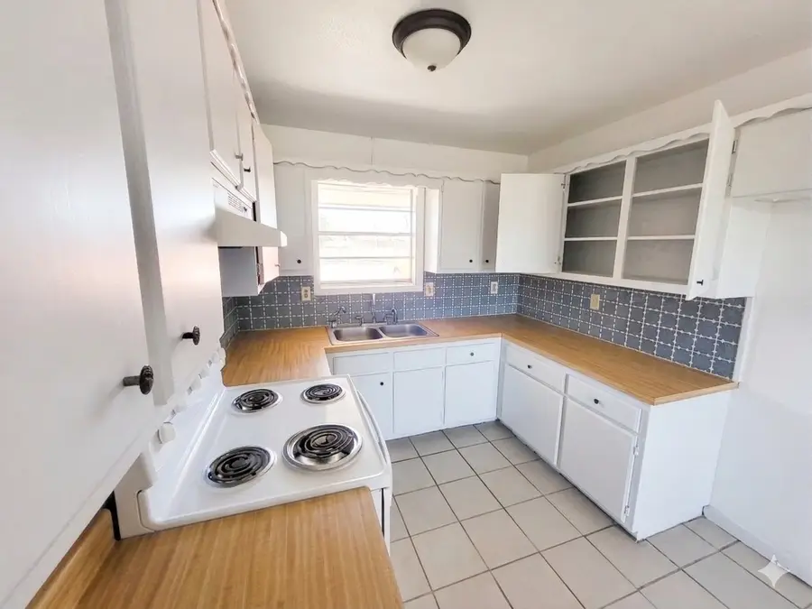 305 Sierra Vista Drive, Chico, TX 76431 - #3