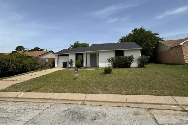 7005 Greenview Circle N, Fort Worth, TX 76120