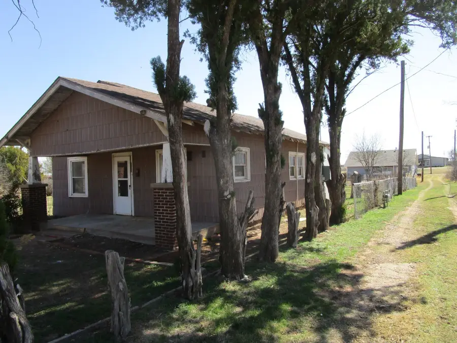 106 E Magnolia Avenue, Electra, TX 76360 - #2