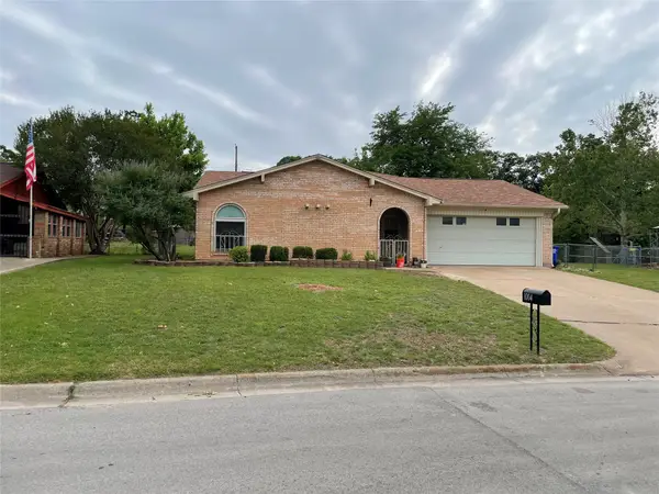 1004 Gladstone Avenue, Azle, TX 76020