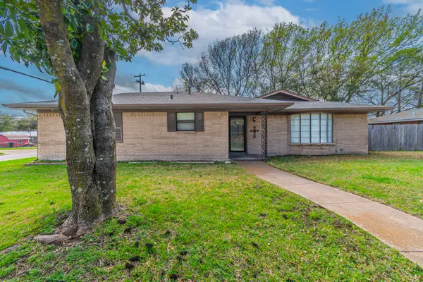 1201 Crestridge Street, Ennis, TX 75119