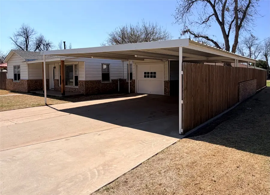 411 N River Street, Seymour, TX 76380 - #2
