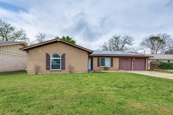 813 Prestwick Street, Bedford, TX 76022