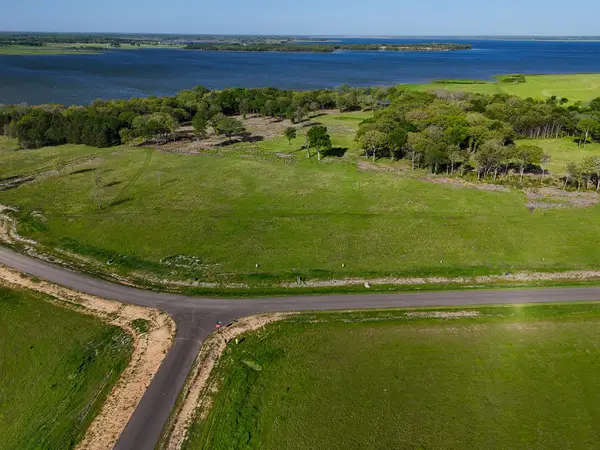 330 Lakewood Lane, Honey Grove, TX 75446