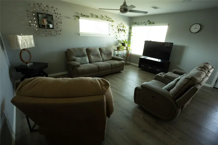 902 W Avenue D, Midlothian, TX 76065 - #3