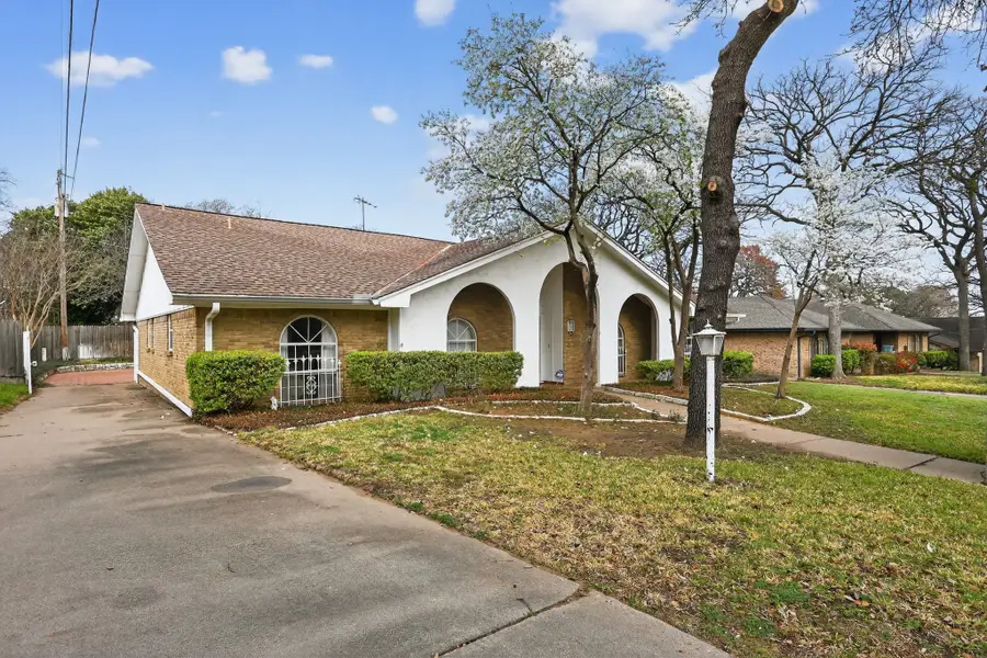 704 Castlewood Lane, Arlington, TX 76012 - #2