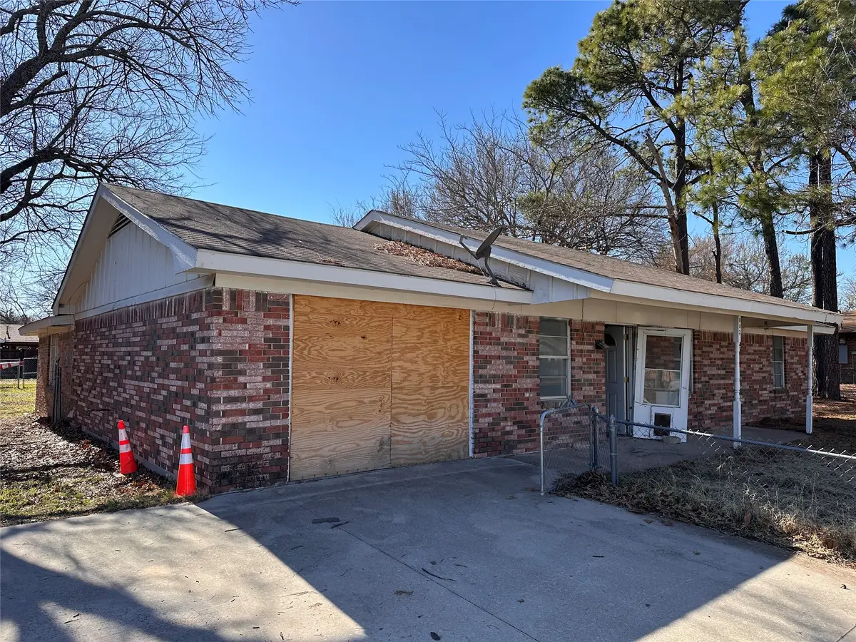 802 E Clay Street, Bowie, TX 76230 - #1