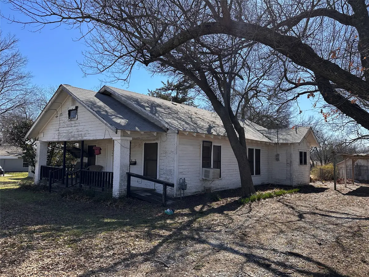 406 W Nelson Street, Bowie, TX 76230 - #1