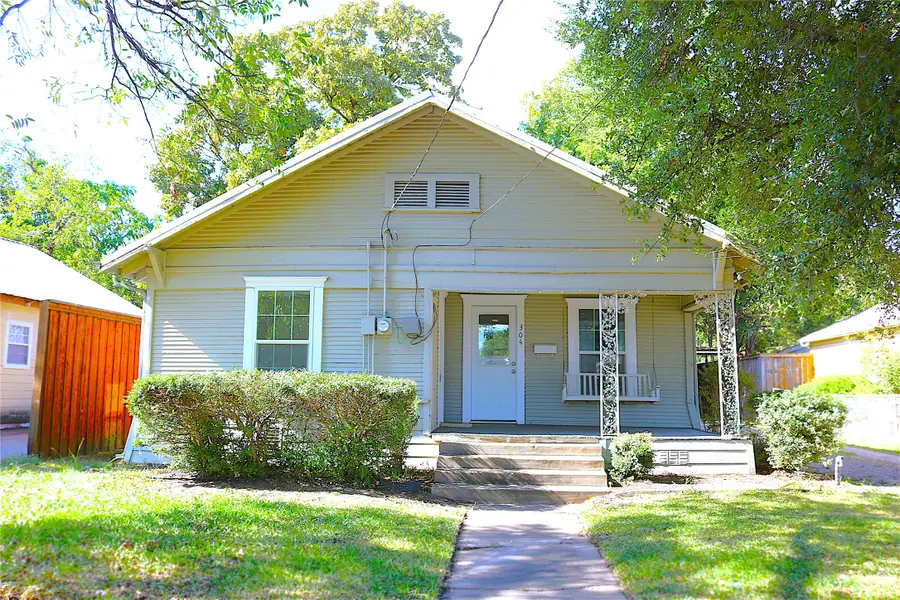 304 E Waco Street, Ennis, TX 75119 - #2