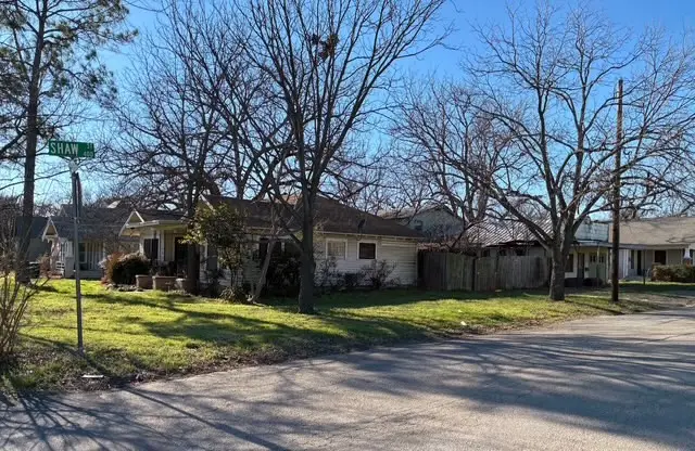 412 W Willingham Street, Cleburne, TX 76033 - #2