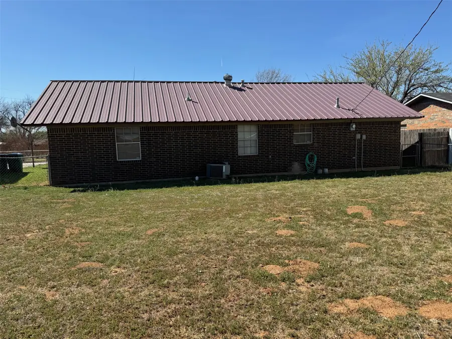 710 Charles Street, Seymour, TX 76380 - #3