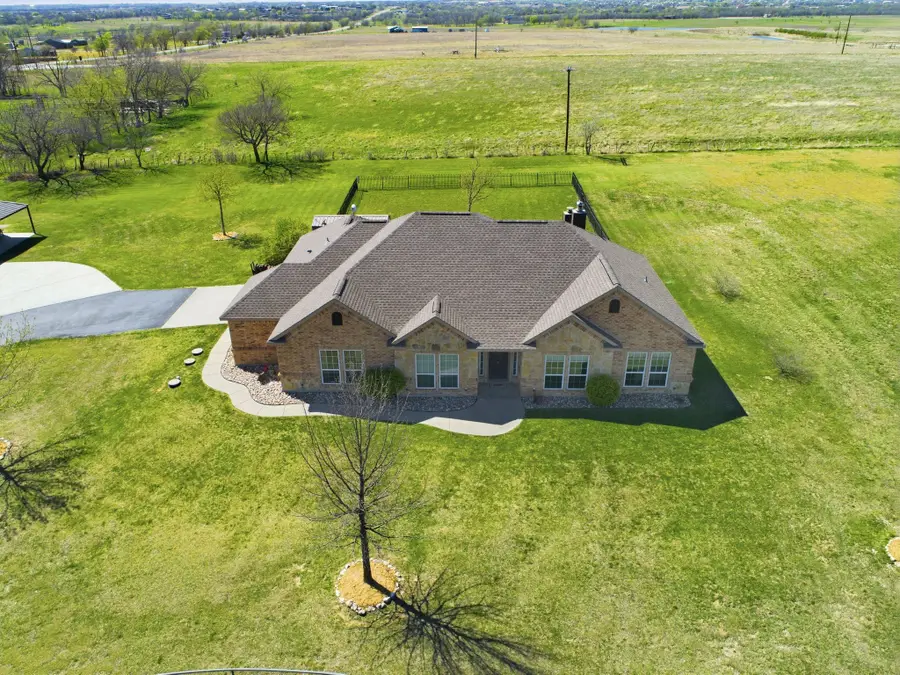 109 Heritage Parkway W, Decatur, TX 76234 - #2