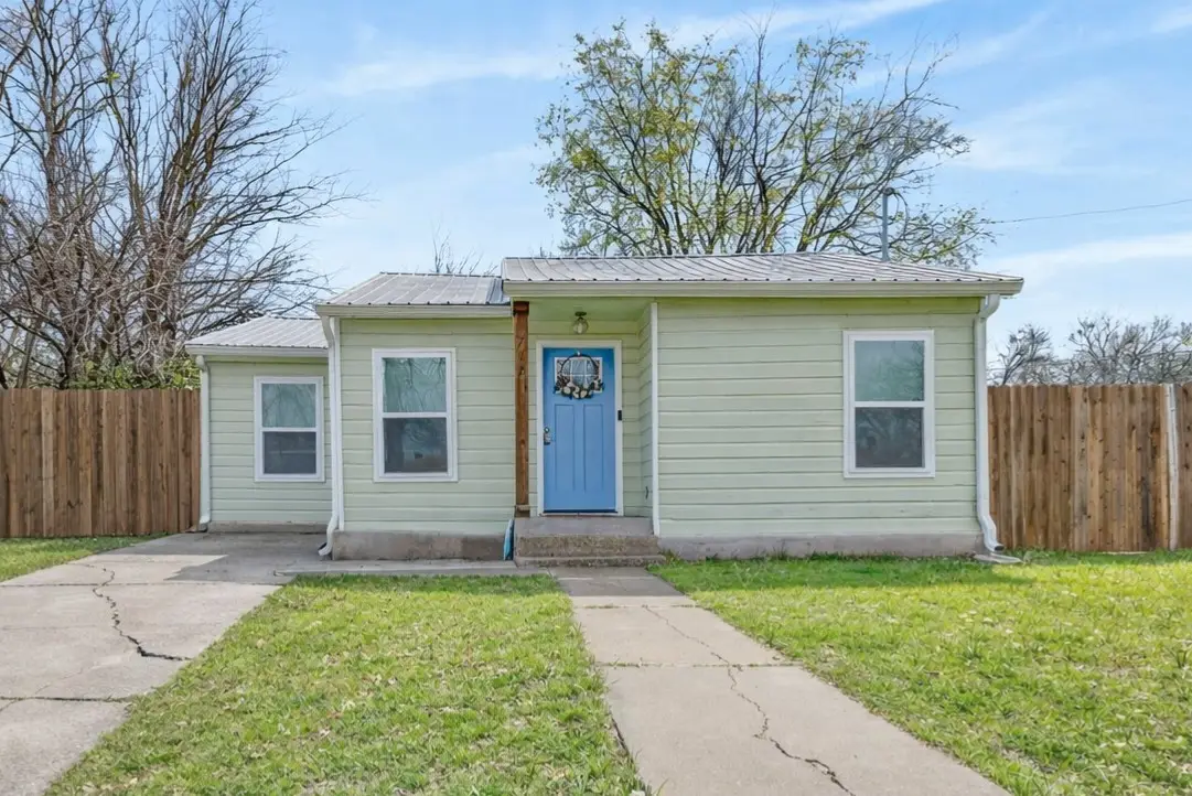712 SE 18th Street, Mineral Wells, TX 76067 - #1