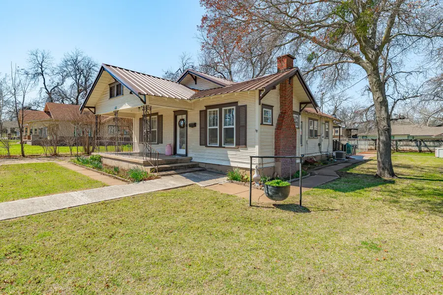 724 S Texas Street, De Leon, TX 76444 - #2