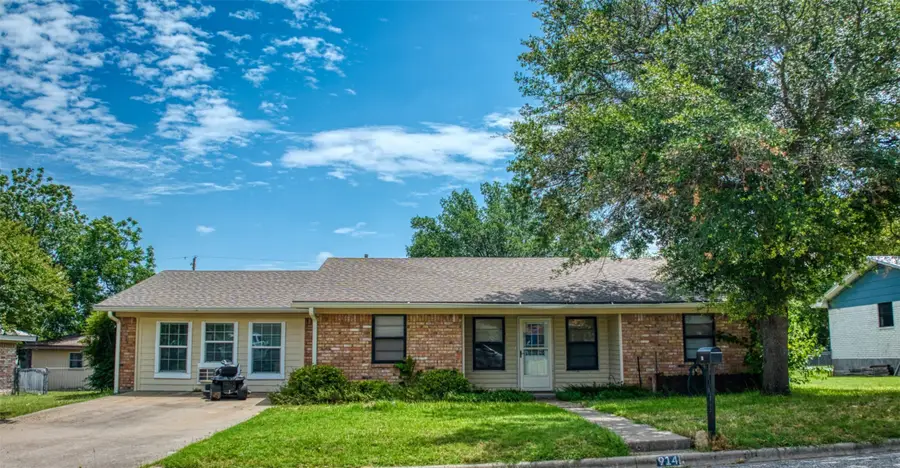 914 S Avenue N, Clifton, TX 76634 - #2
