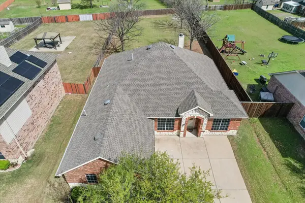 1020 Fair Oaks Drive, Grand Prairie, TX 75052