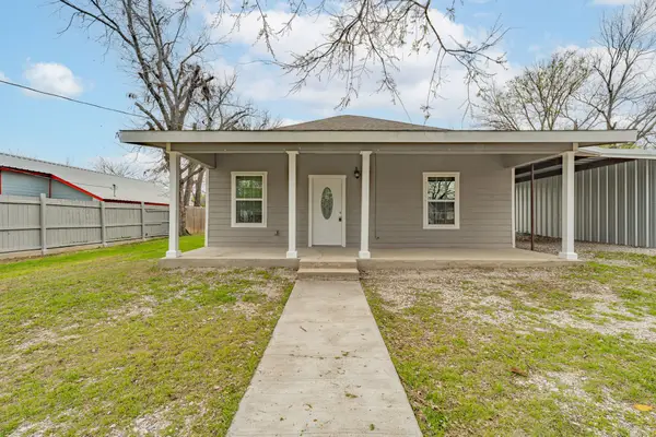 302 W Armstrong Avenue, Comanche, TX 76442