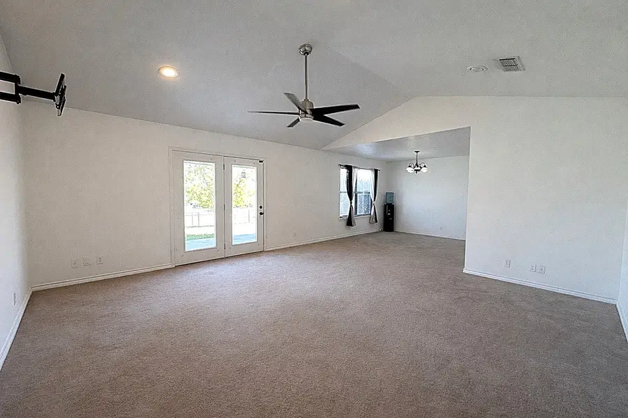 913 E Cedar Avenue, Comanche, TX 76442 - #2