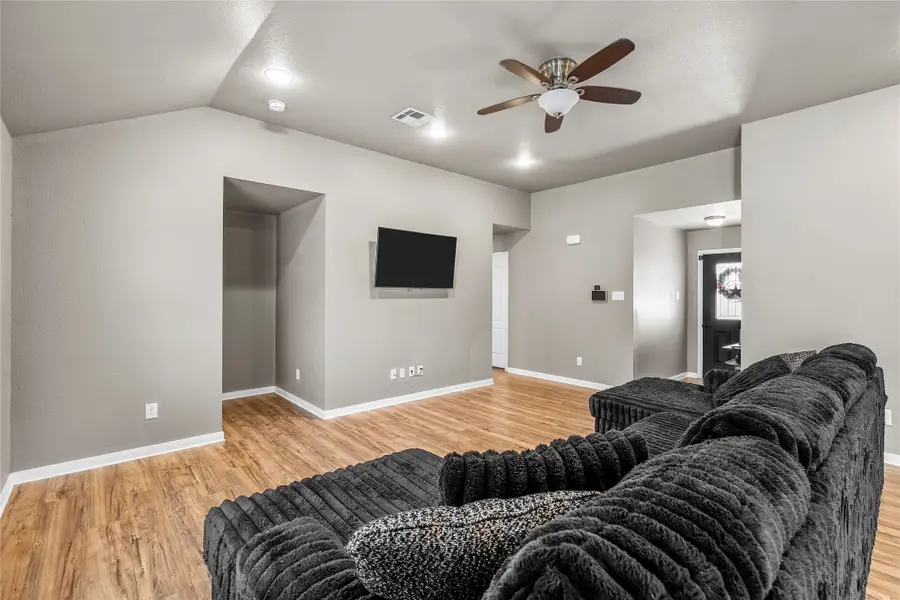 606 Powers Street, Lacy Lakeview, TX 76705 - #3