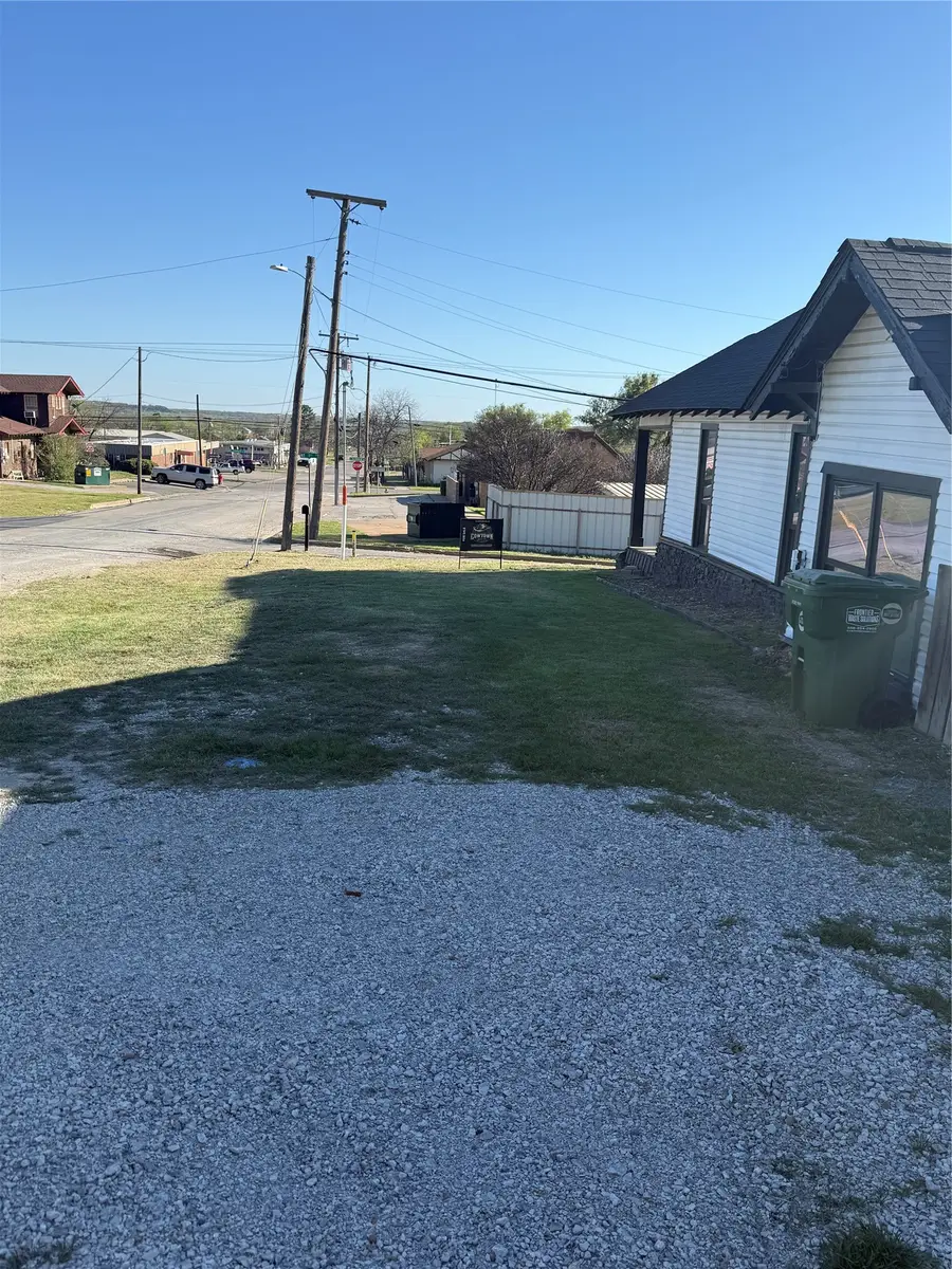 915 NE 1st Street, Mineral Wells, TX 76067 - #2