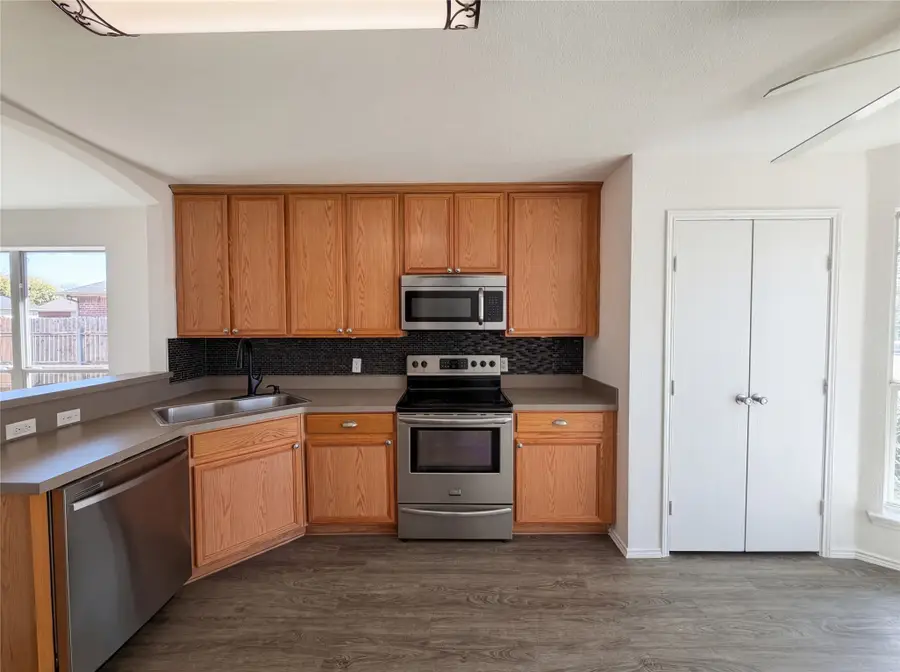 105 Kings Way Drive, Rhome, TX 76078 - #2