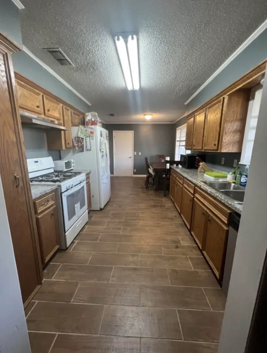 809 N Travis Street, Comanche, TX 76442 - #2