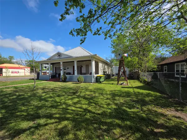211 W Sabine Street, Groesbeck, TX 76642