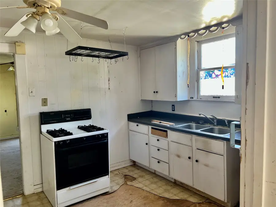 906 Young Street, Nocona, TX 76255 - #2