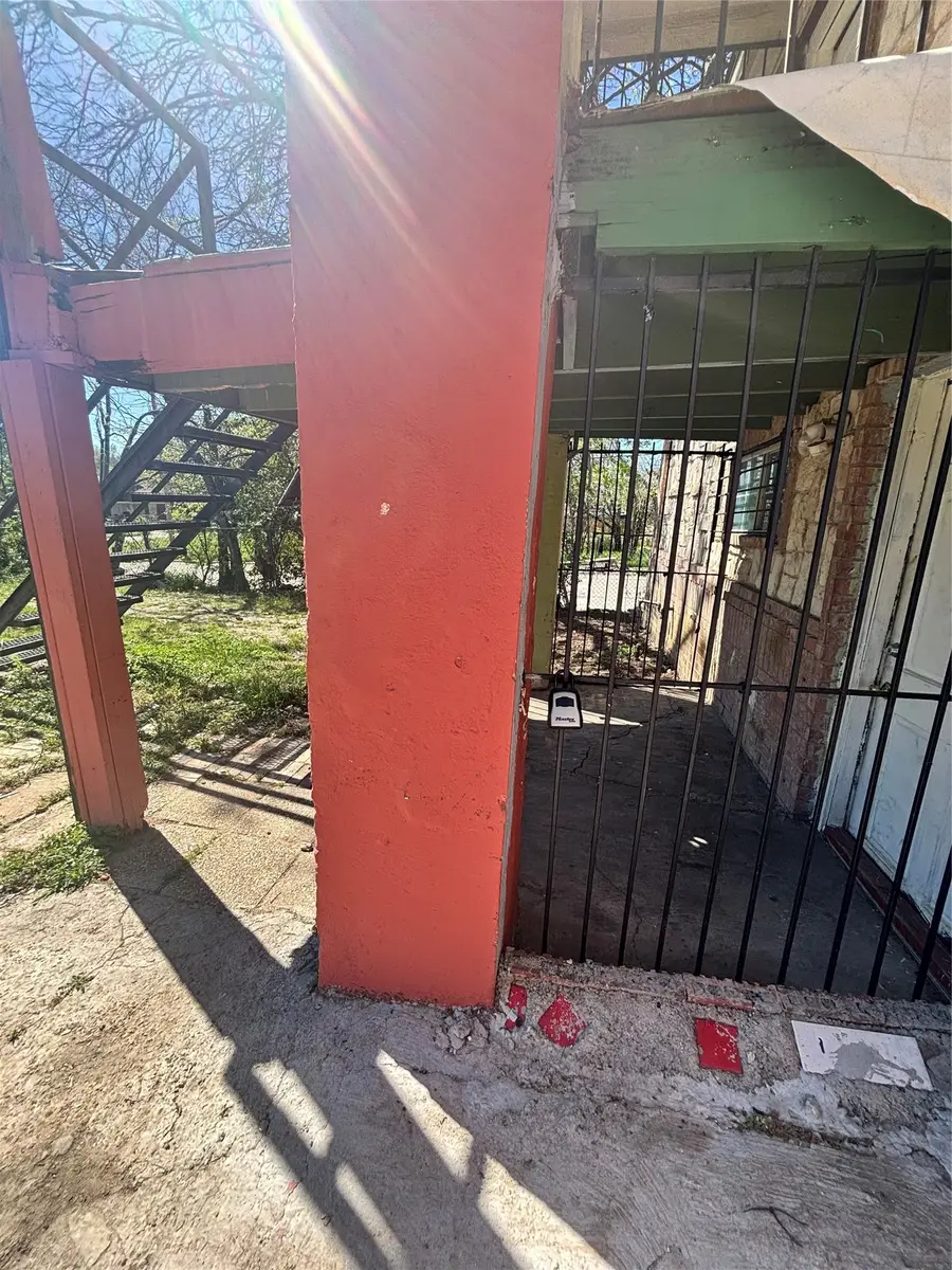 1201 E Davis Avenue, Fort Worth, TX 76104 - #2