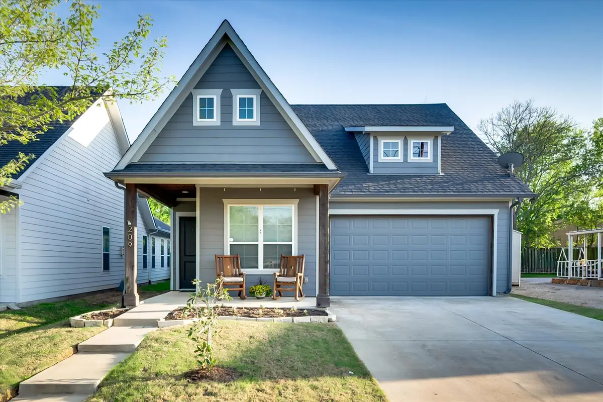 209 W Dallas Street, Mansfield, TX 76063 - #1