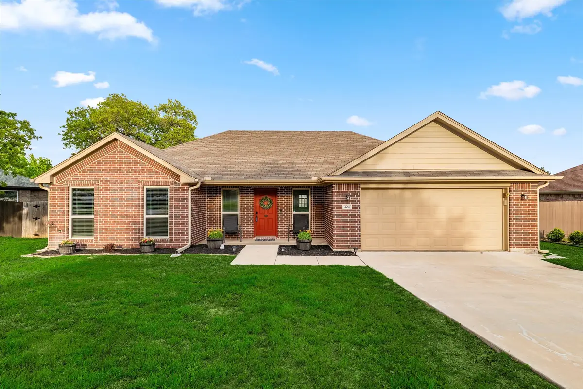 424 N Cedar Street, Springtown, TX 76082 - #1