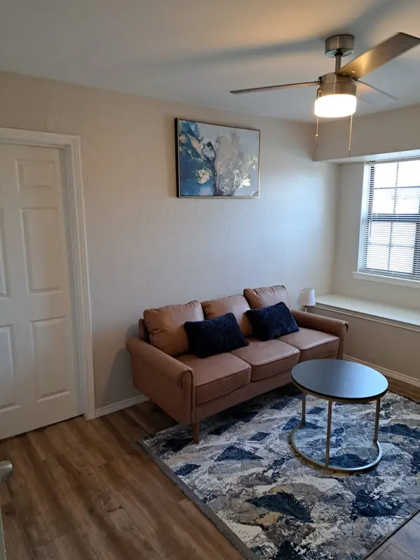 1702 Crest Point Drive, Arlington, TX 76012