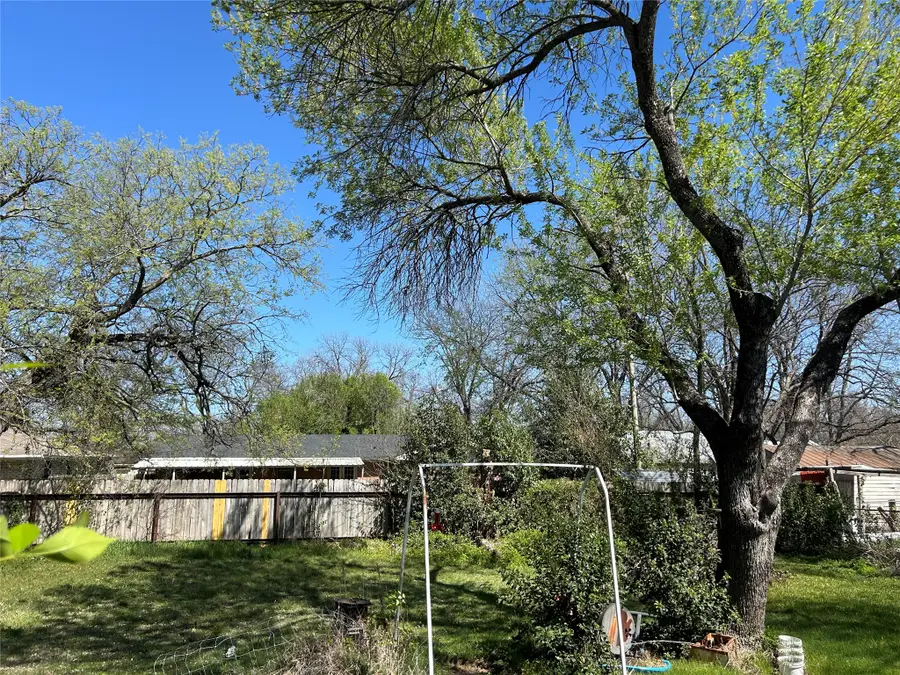 407 N Avenue J, Clifton, TX 76634 - #2