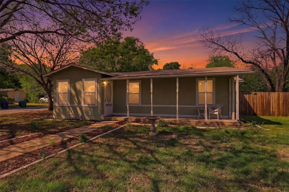320 W Rucker Street, Granbury, TX 76048 - #1