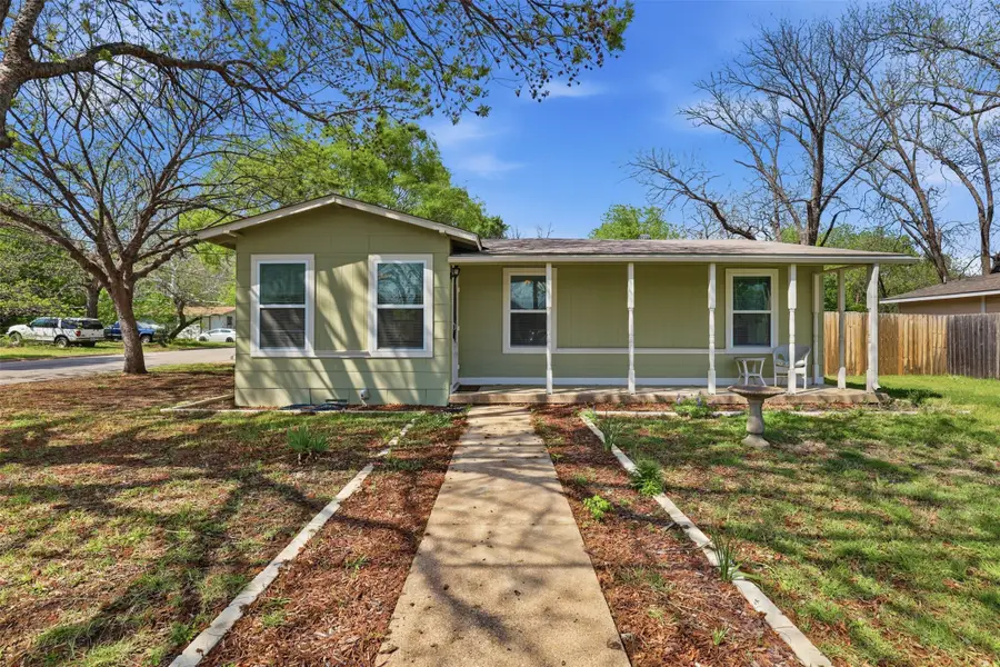 320 W Rucker Street, Granbury, TX 76048 - #2