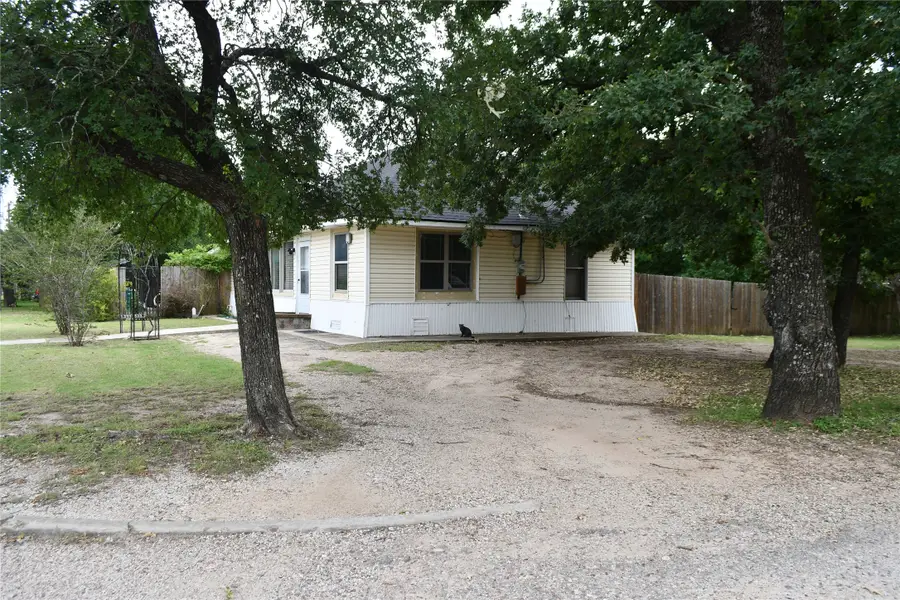 401 Powers Street, Lacy Lakeview, TX 76705 - #3