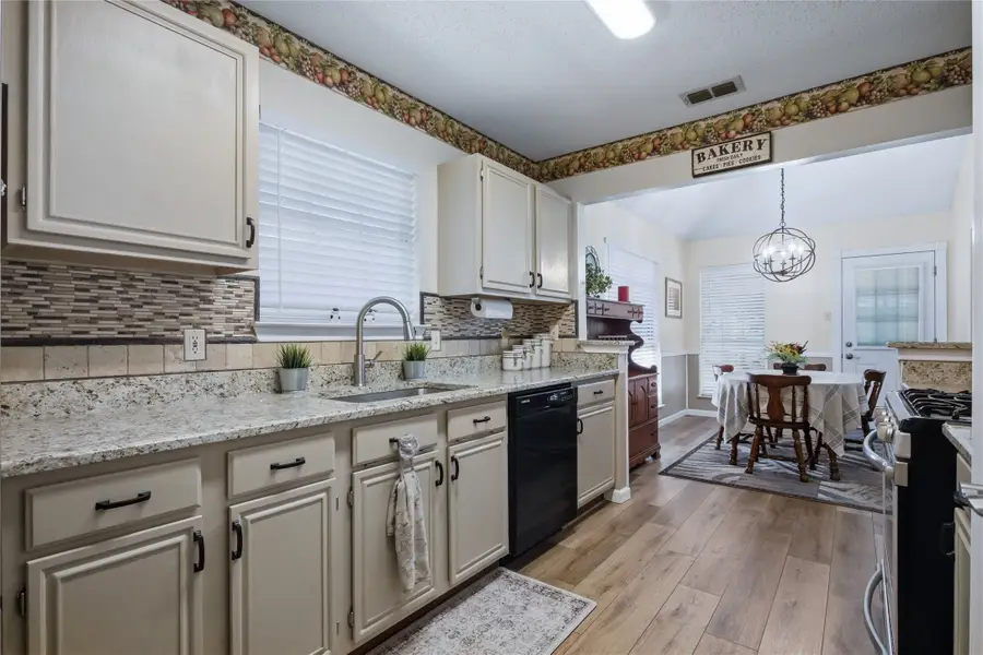 4511 Queenswood Drive, Grand Prairie, TX 75052 - #3